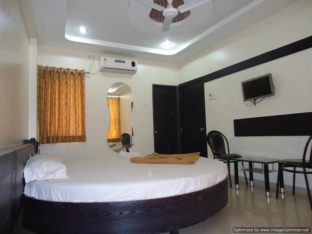 Hotel Sai Galaxy Inn 舍地 客房 照片