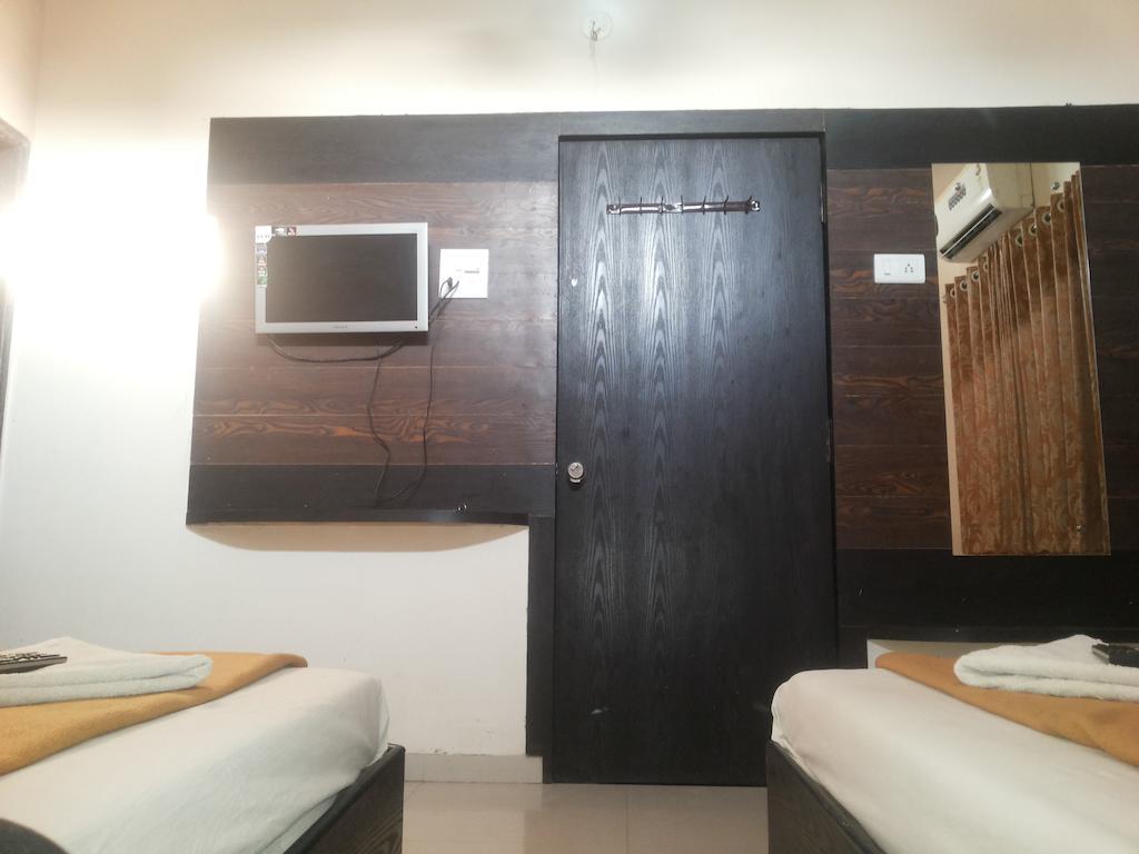 Hotel Sai Galaxy Inn 舍地 客房 照片